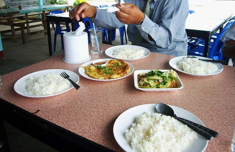 レストランでの食事風景