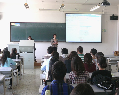 東北財経大学での女房先生の講演風景