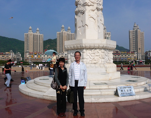 大連市内　星海広場にて